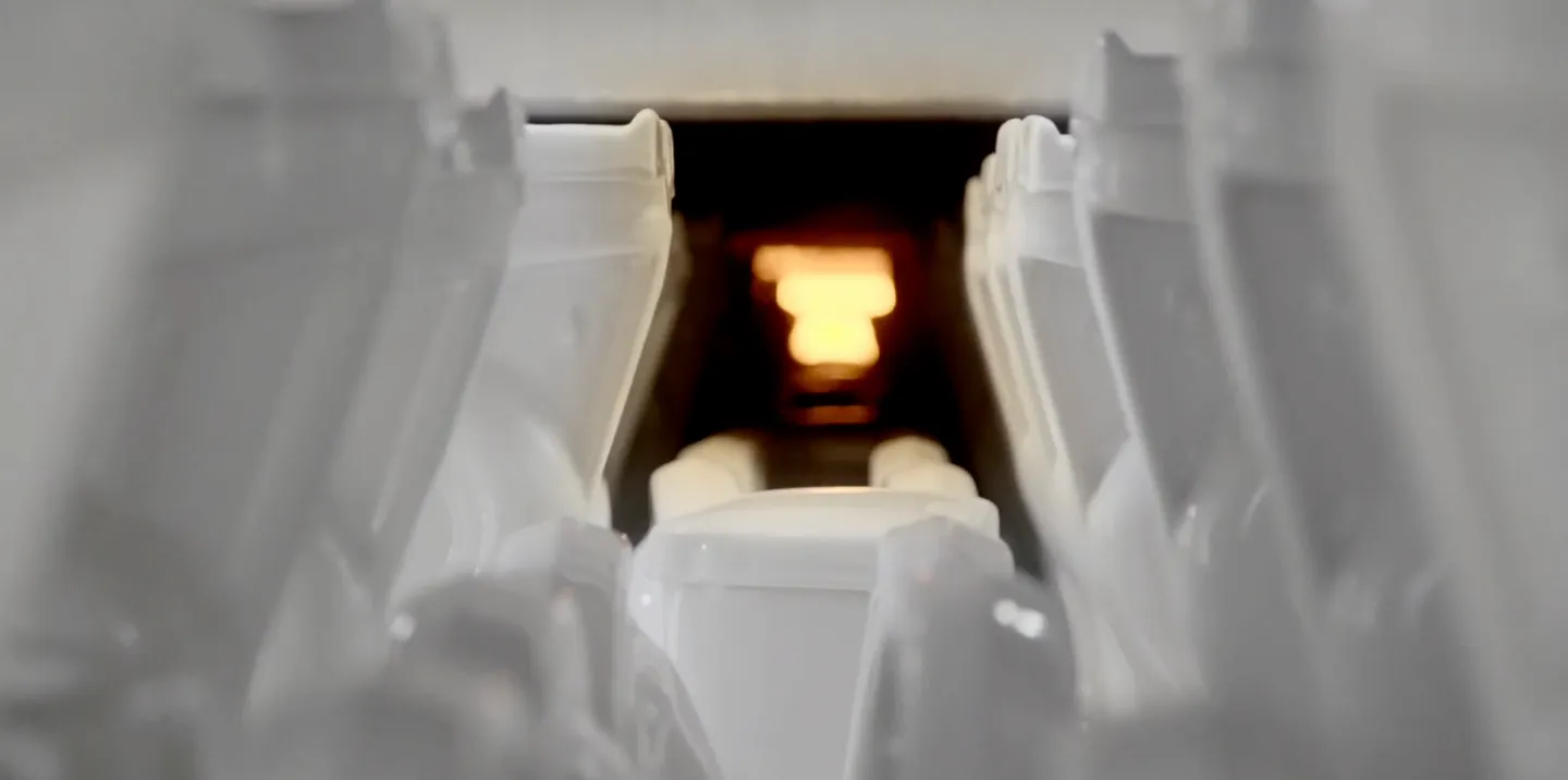 Piezas entrando al horno túnel
